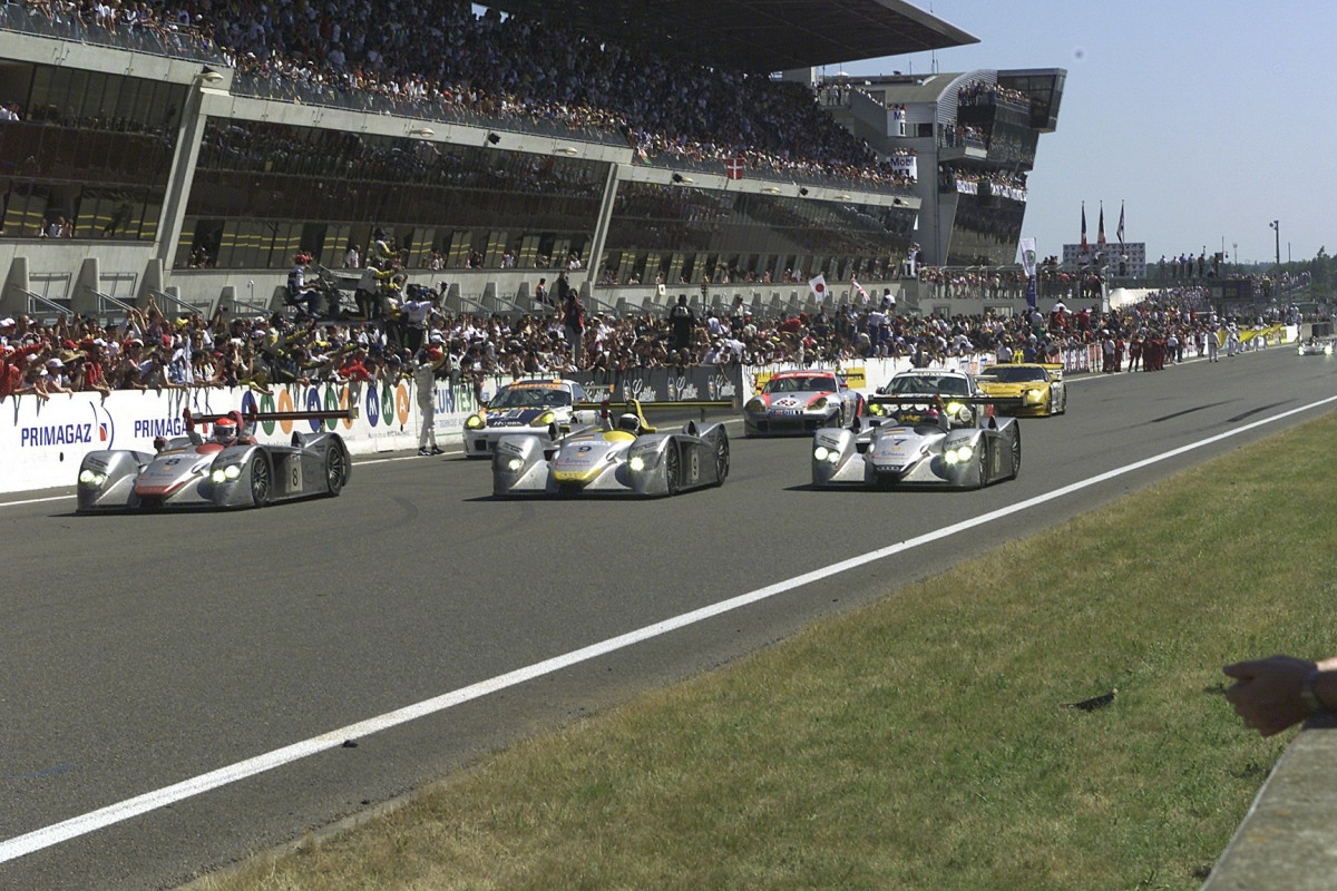 En 2000, les trois Audi R8 d'Audi Sport Team Joest ont trusté les trois premières places du classement général avec la #8 de Frank Biela, Tom Kristensen et Emanuele Pirro victorieuse.