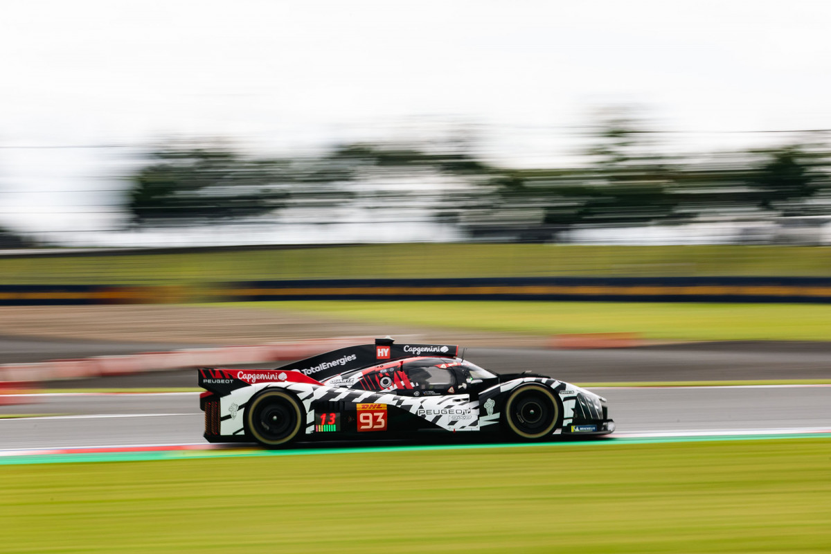 Aux 6 Heures de Barcelone, Alex Quinn partageait le volant de la Peugeot 9X8 #93 avec Paul Di Resta et Nick Cassidy. En 2027, il pilotera une version EVO de l'Hypercar française.
©Team Peugeot TotalEnergies